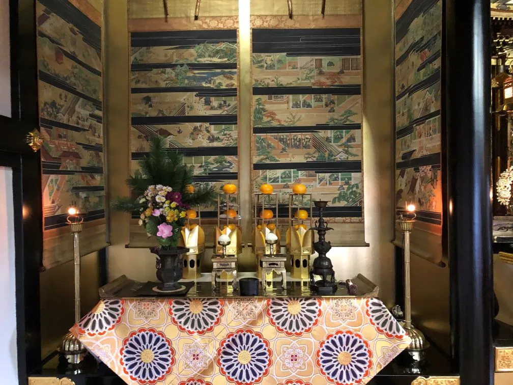 お寺の行事の行事のときに内陣の一部